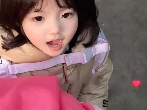 Bức ảnh chụp bé gái trước cổng trường tiểu học “gây sốt” cõi mạng vì quá xinh, nhìn sang người mẹ mới bất ngờ