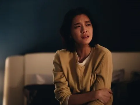 Chồng cũ tặng một chiếc áo nhân dịp sinh nhật con gái, thấy thứ trong túi áo, tôi bật khóc ly hôn