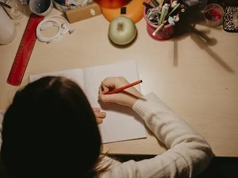 Mẹ Việt nhận "gạch đá" vì tự hào khoe con cấp 1 ngồi học đến khuya, cứ sai là tự tát vào mặt