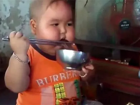 Đầu năm gửi con về quê cho bà nội chăm để đi làm, giờ về người mẹ choáng váng trước diện mạo đứa trẻ