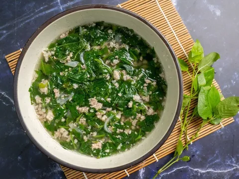 Loại rau có giá rẻ bèo, được ví là “vua sắt và canxi” nhưng phần tốt nhất lại hay bị vứt bỏ