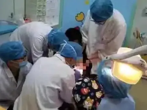 Tưởng keo 502 là son, bé gái bôi lên môi liền bị dính chặt, mẹ tưới thêm 1 thứ được BS khen: Thông minh quá!