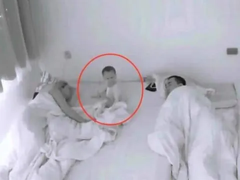 Con 10 tháng tuổi tỉnh giấc nửa đêm nhưng cặp vợ chồng ngủ say không hay biết gì, sáng hôm sau vừa xem camera vừa khóc