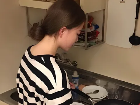 Chị dâu ở cữ không ăn nổi cơm mẹ chồng nấu, em chồng thấy thương lén ăn giúp, kết cục phải nhập viện cấp cứu