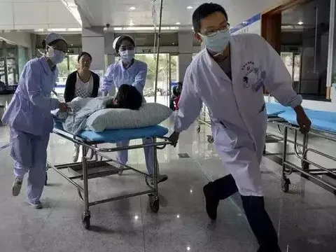 Mẹ bầu một mình đi đẻ, mở lòng bàn tay, thứ rơi ra khiến bác sĩ nghẹn ngào