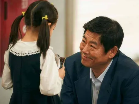 Bố dượng đem tôi cho người khác nuôi khi mẹ vừa mất, 20 năm sau nghe ông và bố nuôi nói chuyện mà sững sờ