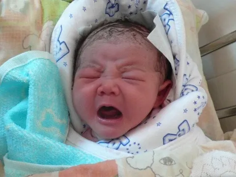 Nữ sinh đau bụng kinh liền đến bệnh viện khám, vừa cởi đồ bác sĩ hốt hoảng thấy đầu thai nhi sắp ra