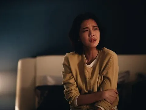 Mẹ vừa mất thì bố dượng đuổi tôi khỏi nhà, 3 năm sau nhận được một bưu kiện, tôi khóc như mưa