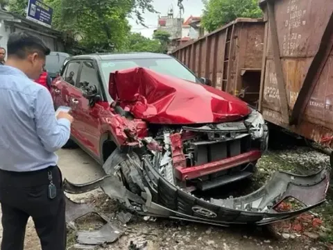Ô tô bị tông toác đầu vì đỗ gần đường tàu: Tài xế có thể bị truy cứu trách nhiệm hình sự