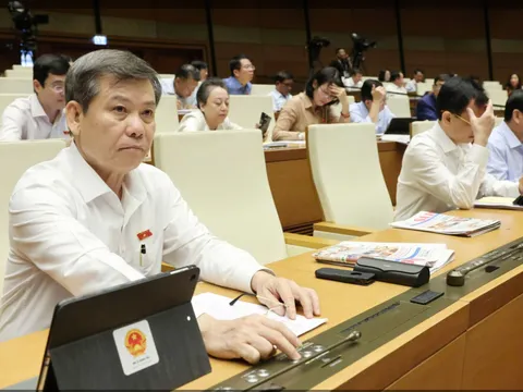 Quốc hội chốt năm 2025 chưa tăng lương khu vực công, lương hưu và nhiều khoản trợ cấp
