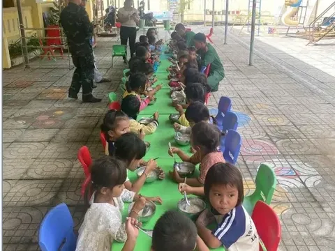 Ấm áp nồi cháo cho trẻ vùng cao