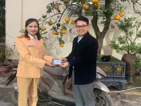 Vui mừng nhận lại xe máy sau 3 năm mất trộm