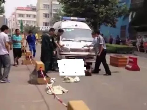 Nữ tài xế khỏa thân nằm chặn đầu xe cứu thương sau khi đâm một bé gái gây phẫn nộ