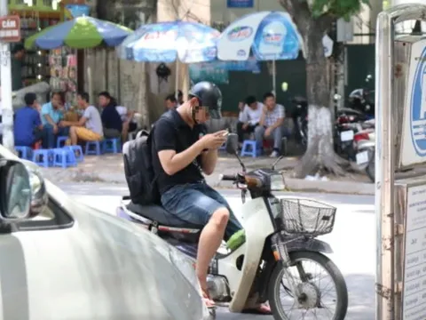 Dừng xe máy nghe điện thoại vẫn bị xử phạt đến 14 triệu đồng, trừ 10 điểm GPLX trong trường hợp này