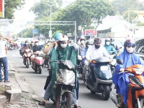 "Dừng xe mặc áo mưa bị phạt 14 triệu đồng" chỉ trong những trường hợp này, cần hiểu cho đúng và đủ