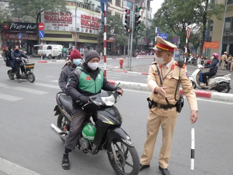 Bị cảnh sát giao thông dừng xe xử lý về lỗi không đội mũ bảo hiểm, tài xế xe ôm công nghệ nói lý do lãng xẹt