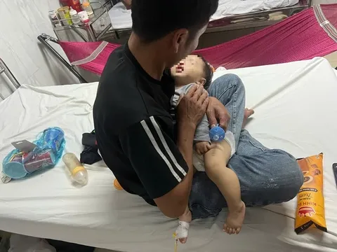 Bé 9 tháng tuổi bầm tím 2 má nghi bị đánh tại điểm trông trẻ