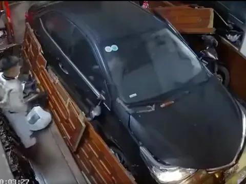 Người phụ nữ lao thẳng xế hộp vào phòng khách nhà dân, cuốn một người đàn ông dưới gầm xe