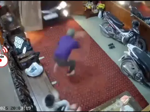 Clip: Khoảnh khắc kinh hoàng ô tô con tông thẳng vào phòng khách nhà dân, hé lộ danh tính tài xế nữ