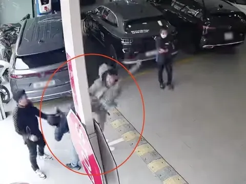 Tài xế gục ngã ôm đầu trong đau đớn sau cũ đá chí mạng của người đàn ông lạ