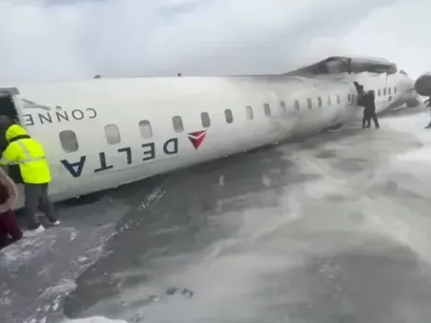 Khiếp vía khoảnh khắc máy bay lao xuống, lật ngửa ở đường băng, bốc cháy