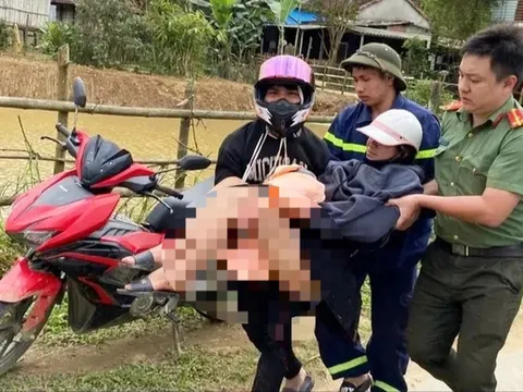 Nhóm cán bộ, chiến sĩ Công an Quảng Ngãi hỗ trợ sản phụ sinh con bên lề đường