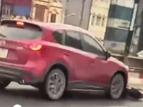 Clip: Khoảnh khắc ô tô Mazda kéo lê xe máy trên cầu Vĩnh Tuy, yêu cầu tài xế trình diện