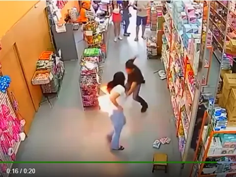 Clip: Điện thoại đút túi quần phát nổ, bộ phận cơ thể vợ bùng cháy như quả cầu lửa khiến chồng tái mặt