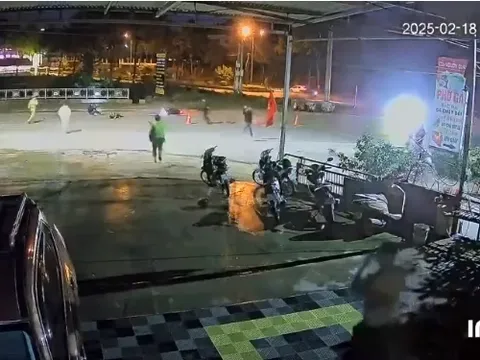 Clip: Khống chế nam thanh niên "thông chốt" kiểm tra nồng độ cồn, tông thẳng vào CSGT