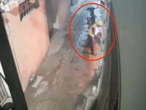 Camera hé lộ hành động không tưởng của người mặc áo xe ôm công nghệ phóng hỏa ngôi nhà trong đêm