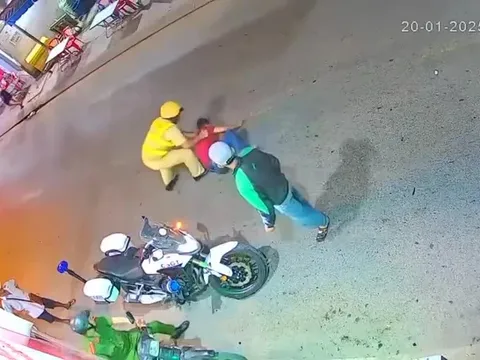 Clip: Danh tính thanh tra xây dựng phường bị CSGT quật ngã vì xin bỏ qua lỗi nồng độ cồn cho người lạ