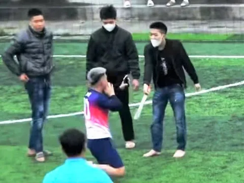Xác minh danh tính nhóm thanh niên cầm kiếm vào sân bóng đe dọa người mặc áo cầu thủ