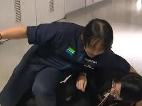 Nhân viên siêu thị bị cướp đã thoát kiếp nạn trong tích tắc vì câu hỏi ngắn gọn, súc tích này