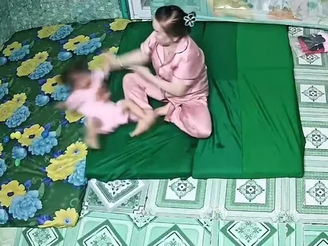 Bảo mẫu giật tóc, đè đầu bé 2 tuổi bị khởi tố