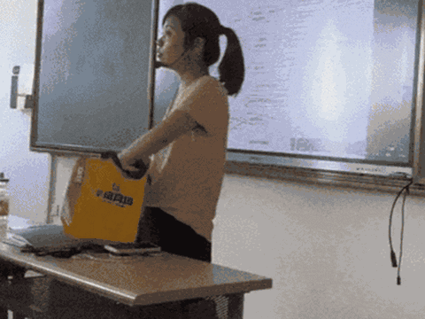 Tân sinh viên tự ý quay lén nữ giảng viên, lộ những tình tiết gây choáng