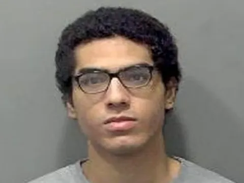 Xét xử nam sinh 19 tuổi hãm hại mẹ và 2 em ruột: Hung thủ âm mưu tấn công một trường học địa phương