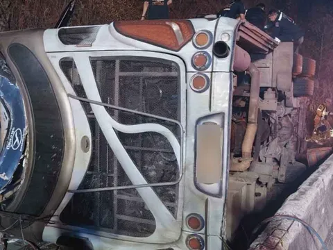 Hiện trường như địa ngục vụ xe khách cao cấp lật nhào khiến hơn 60 người thương vong