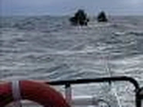 Đưa 11 ngư dân trên tàu cá bị trôi dạt vào bờ an toàn