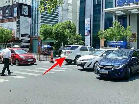 Ô tô đè lên vạch kẻ dành cho người đi bộ, mức phạt sẽ rất nặng, gấp 5 lần