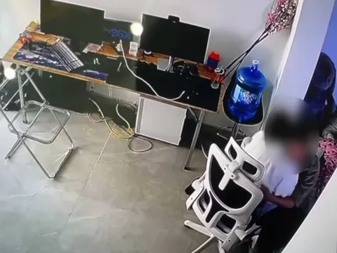 Camera lắp tại nhà tố chồng "không 1 xu dính túi" ngoại tình với nhân viên suốt 5 tháng, vợ làm 1 điều khiến ai cũng xuýt xoa
