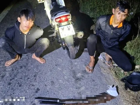 Sóc Trăng: 4 "trẻ trâu" mang hung khí đi giao chiến lúc rạng sáng, bị bắt còn chống trả công an