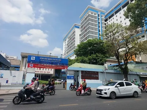 Người đàn ông tử vong ở nhà vệ sinh bệnh viện trong tư thế nằm ngửa, không rõ nhân thân