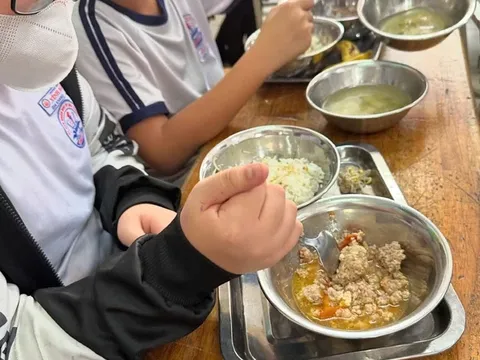 Khánh Hòa: Cô giáo phản ánh nhà trường "ăn bớt" suất ăn bán trú, Hiệu trưởng nói gì?