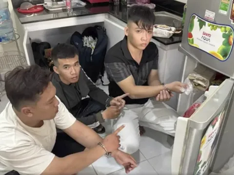 TP.HCM: Công an ập vào căn hộ chung cư, hàng chục nam nữ náo loạn, lộ bí mật "nóng" trong chiếc tủ lạnh