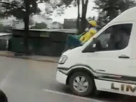 Tạm giữ người điều khiển xe Limousine hất một tài xế xe ôm lên nắp capo
