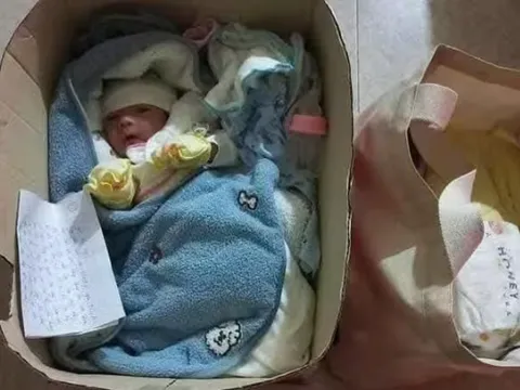 Người mẹ bỏ rơi con trai sơ sinh, để lại 2 mảnh giấy với nội dung thống thiết khiến tất cả trào nước mắt, xót xa