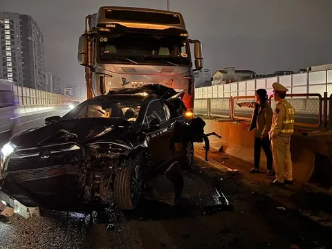 Hiện trường ô tô bẹp rúm sau tai nạn liên hoàn trên vành đai 3, Hà Nội