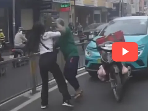 Clip: Nữ tài xế công nghệ hung hăng đánh nhau với người giao hàng giữa phố sau va chạm giao thông