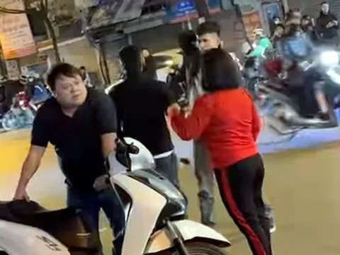 Clip: Vợ cầu cứu người đi đường quay video cảnh chồng bị nhóm thanh niên hành hung đến "đứng im chịu trận"