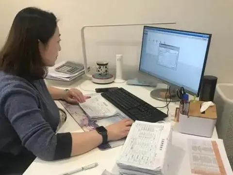 Sau khi bị lừa 6 triệu đồng, người phụ nữ chuyển thêm 9 triệu cho kẻ lừa đảo, được khen hết lời